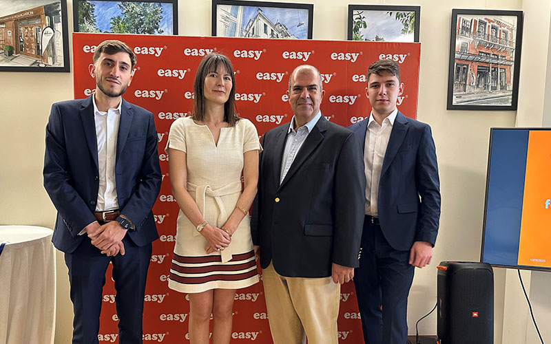 Pitch it easy' winners with Aurore Hochard (Head of Entrepreneurship) and Sir Stelios Haji-Ioannou (founder of easyJet) 